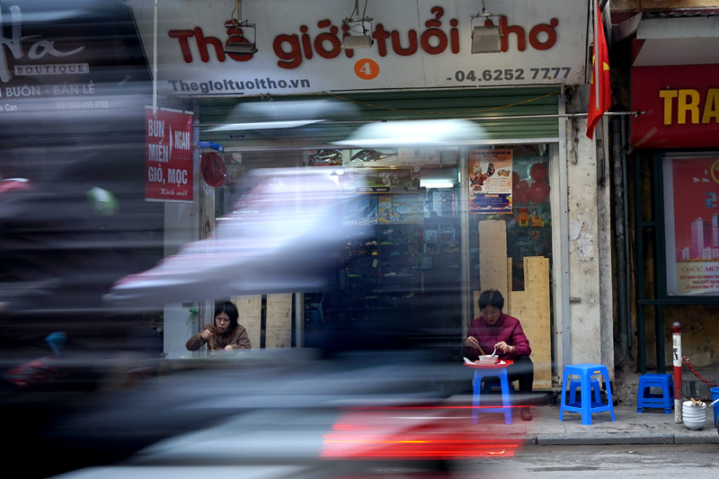 "Lạ[-]kỳ"[-]dân[-]Thủ[-]đô[-]ăn[-]uống[-]cạnh[-]cống[-]rãnh